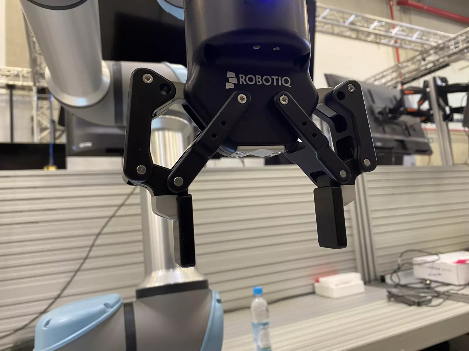 Gripper screws doubling as keypoints
