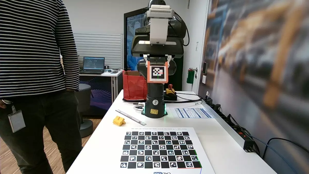 Fixed-camera view, and the same tag pushed 1 cm farther away. Almost no visible difference.